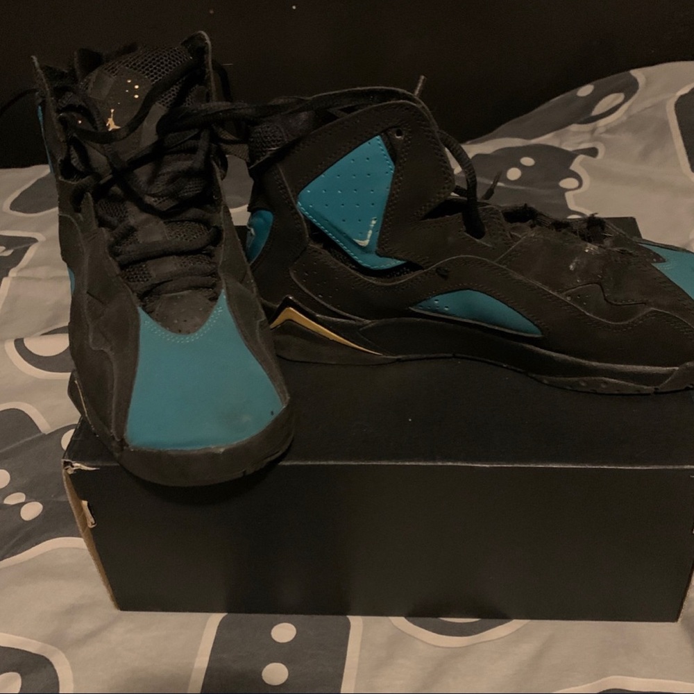 Jordans 7s green and black , good condition, size 7